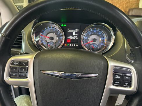 Used 2015 Chrysler Town & Country Touring FWD image 10