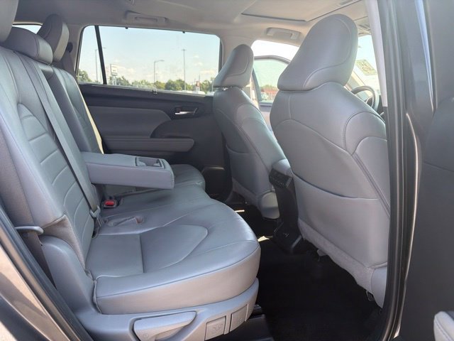 Used 2024 Toyota Highlander XLE FWD image 26