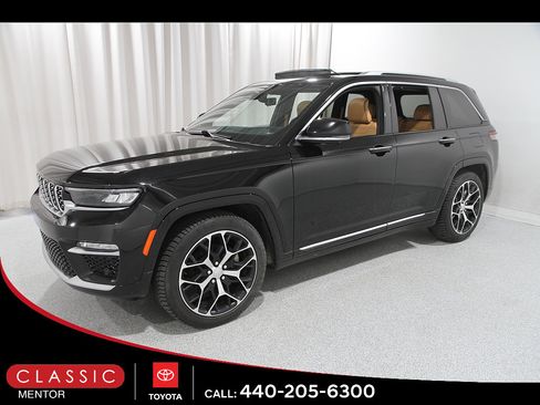 Used 2023 Jeep Grand Cherokee Summit AWD/4WD image 3