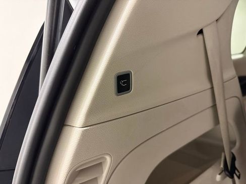 Used 2023 Chrysler Pacifica Touring-L image 8