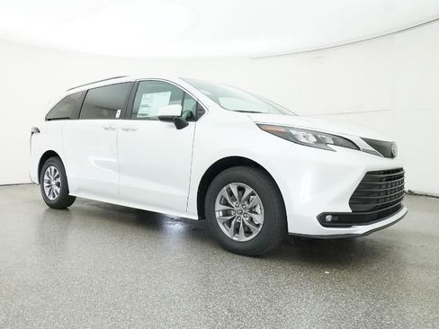 New 2026 Toyota Sienna XLE image 29