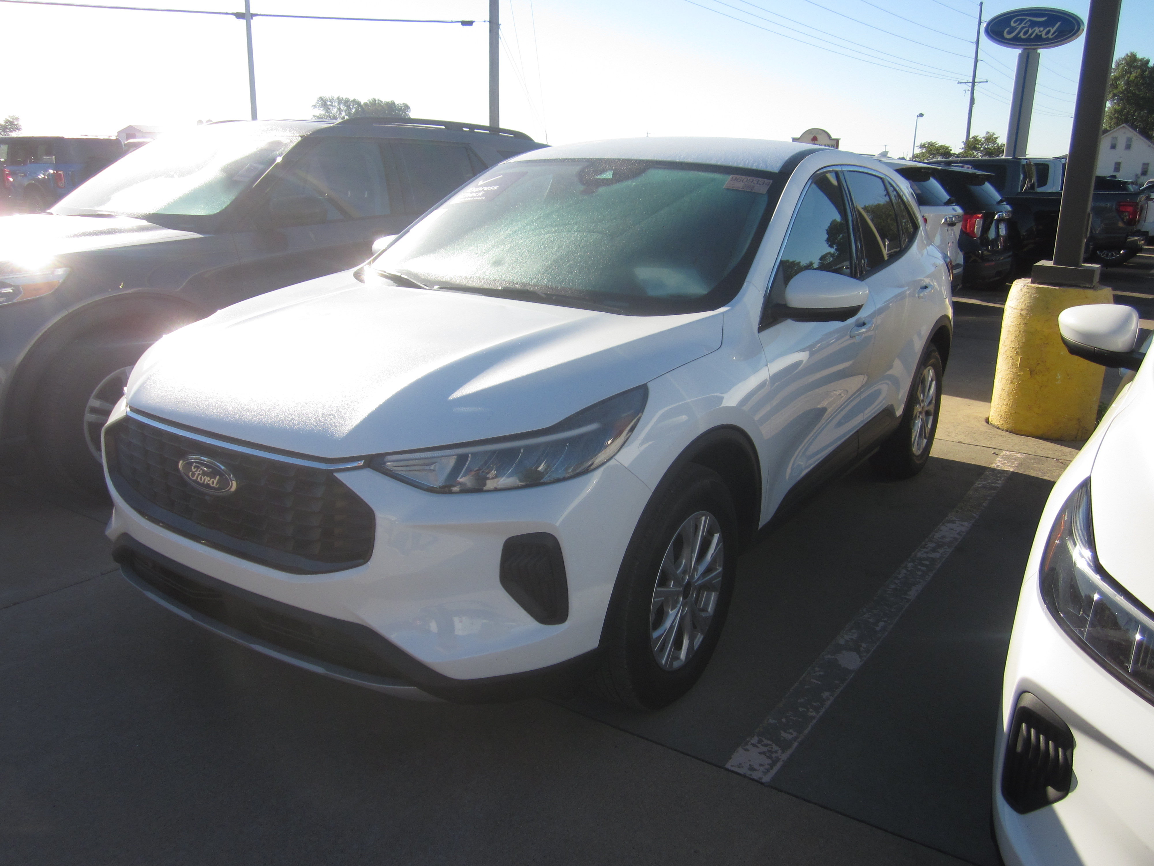 Used 2023 Ford Escape Active w/ Tech Pack #2 FWD image 3