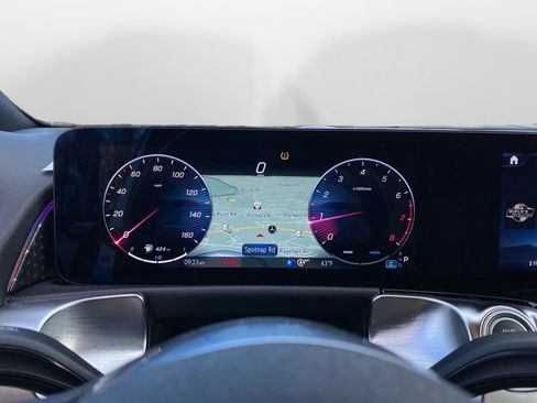 Used 2025 Mercedes-Benz GLB 250 4MATIC image 11