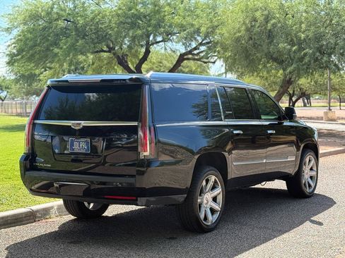 Used 2019 Cadillac Escalade ESV Luxury RWD image 5