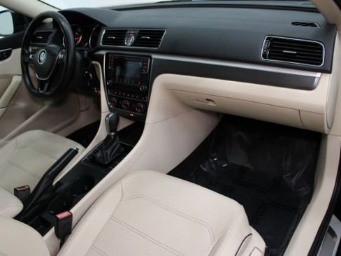 Used 2017 Volkswagen Passat 1.8T R-Line image 23