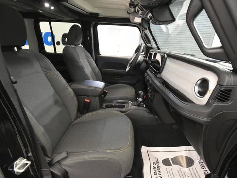 Used 2025 Jeep Wrangler Unlimited Sahara image 15