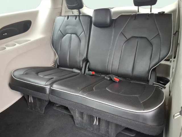 Used 2023 Chrysler Pacifica Limited FWD image 22