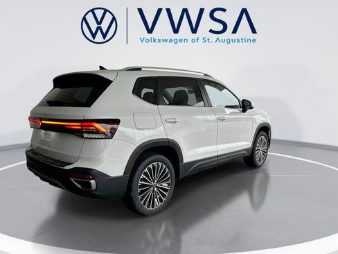 New 2026 Volkswagen Taos SE image 7
