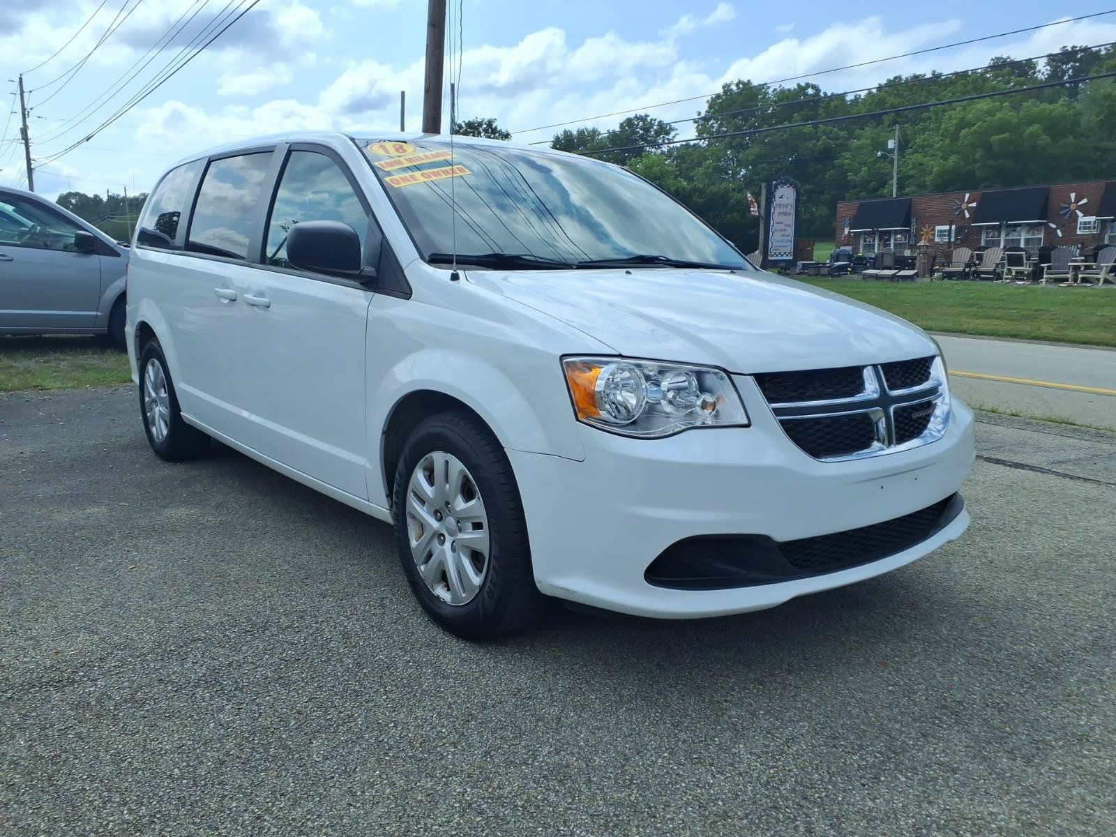Used 2018 Dodge Grand Caravan SE w/ UConnect Hands-Free Group FWD image 1