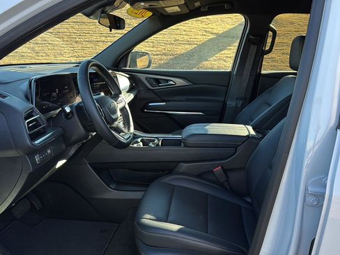 Used 2025 Chevrolet Traverse LT image 8