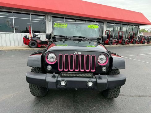 Used 2017 Jeep Wrangler Unlimited Sahara w/ Connectivity Group AWD/4WD image 2