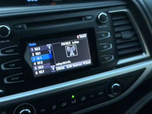 Used 2019 Toyota Highlander LE image 17