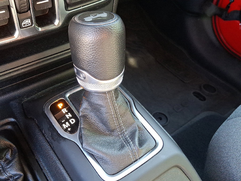 Used 2024 Jeep Wrangler Unlimited Sahara w/ Technology Group AWD/4WD image 15