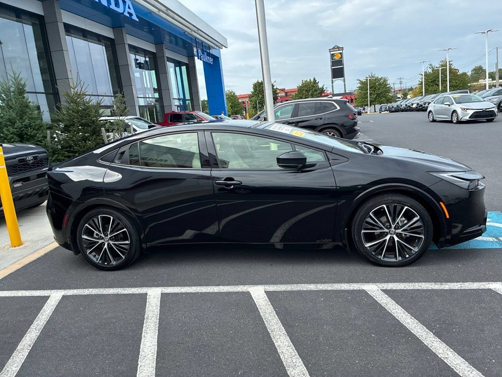 Used 2024 Toyota Prius XLE FWD image 4