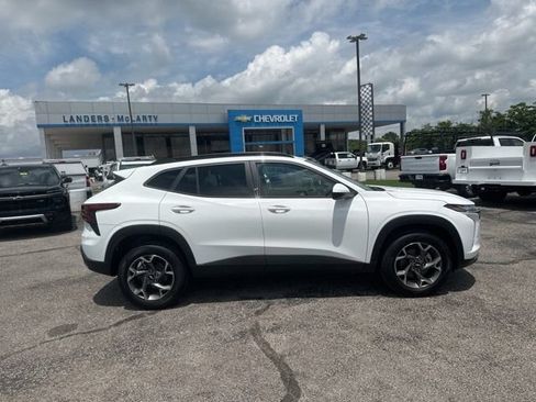 New 2026 Chevrolet Trax LT FWD image 2