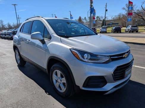 Used 2022 Chevrolet Trax LT w/ LT Convenience Package image 7