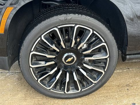 Used 2025 Chevrolet Suburban High Country image 21