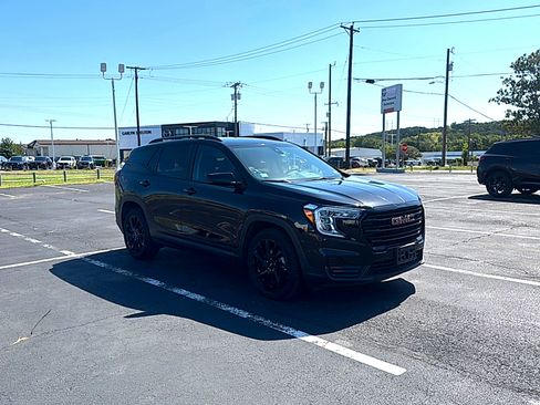 Used 2024 GMC Terrain SLE w/ Driver Convenience Package FWD image 4