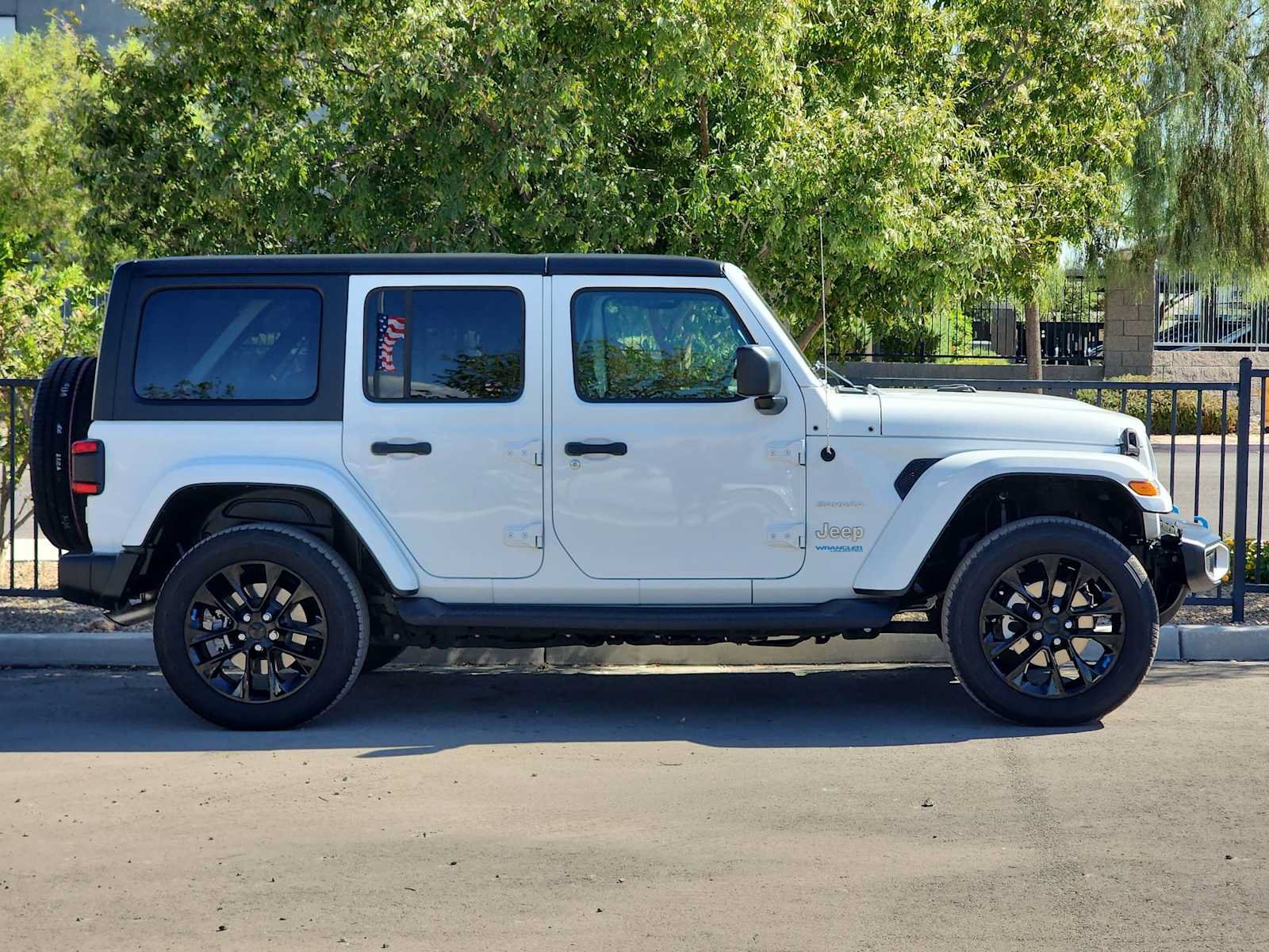 Used 2022 Jeep Wrangler Unlimited Sahara AWD/4WD image 9