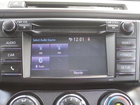 Used 2018 Toyota RAV4 LE FWD image 37