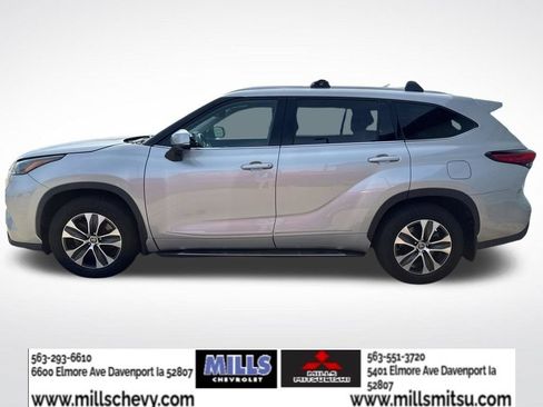 Used 2022 Toyota Highlander XLE AWD/4WD image 2