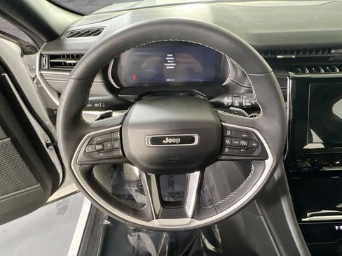 Used 2023 Jeep Grand Cherokee Altitude image 11