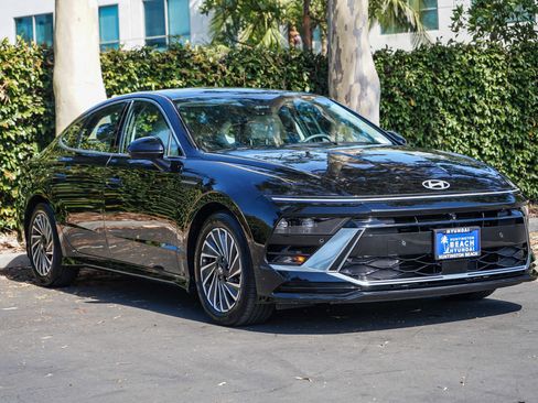 Used 2025 Hyundai Sonata Limited FWD image 3