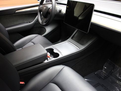 Used 2022 Tesla Model Y Long Range image 43