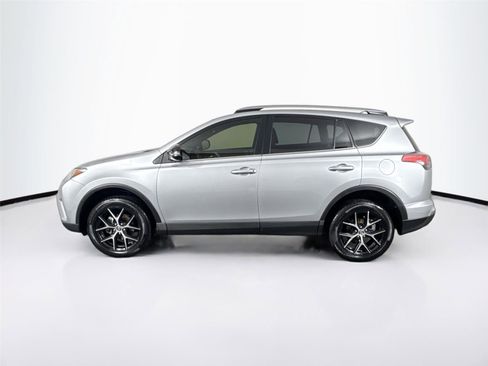 Used 2018 Toyota RAV4 SE image 9