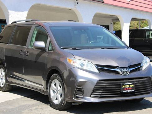 Used 2019 Toyota Sienna LE FWD image 3