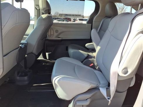 Certified 2021 Toyota Sienna XLE image 11