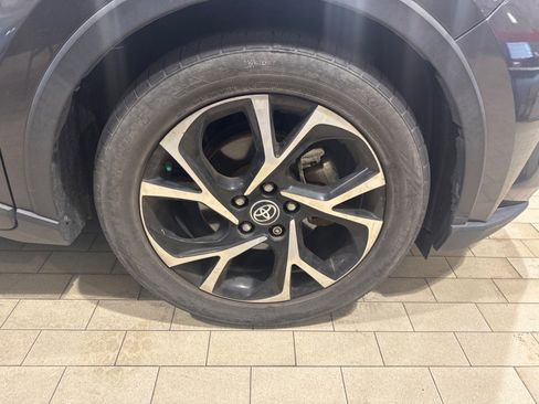 Used 2021 Toyota C-HR XLE image 11