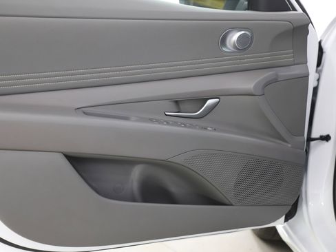 Used 2025 Hyundai Elantra SEL image 17