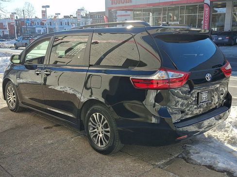 Used 2018 Toyota Sienna XLE image 4