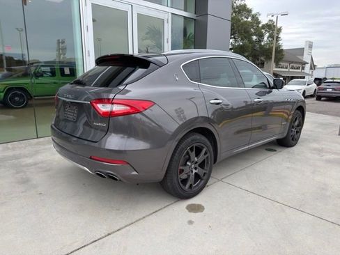Used 2018 Maserati Levante GranLusso AWD/4WD image 4