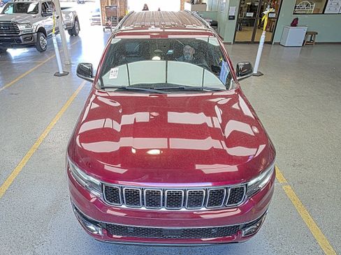 Used 2023 Jeep Wagoneer L Series II image 2