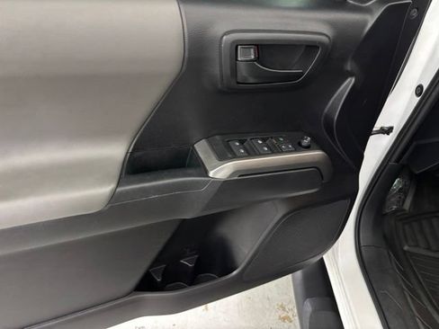 Used 2020 Toyota Tacoma SR5 w/ SR5 Appearance Package (SM) RWD image 10