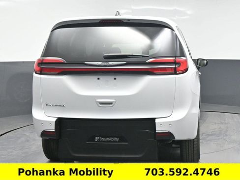 Used 2024 Chrysler Pacifica Touring-L image 23