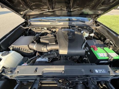 Used 2018 Toyota Tacoma SR5 AWD/4WD image 14