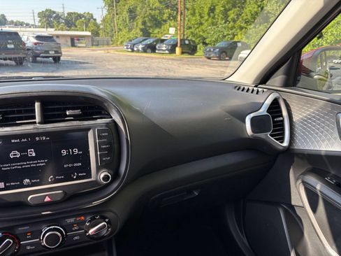 Used 2025 Kia Soul LX w/ LX Technology Package FWD image 30