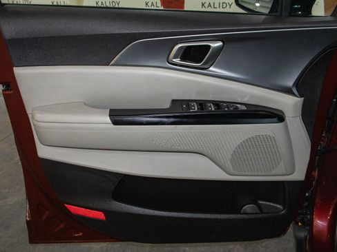 Used 2024 Kia Carnival LX image 10