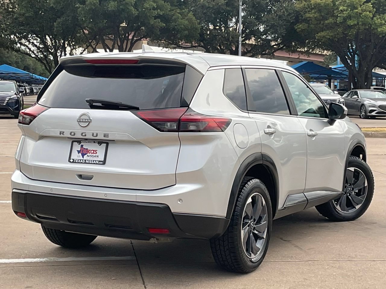 Used 2025 Nissan Rogue SV FWD image 4