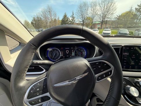 Used 2023 Chrysler Pacifica Touring-L image 10