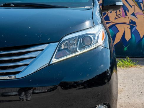 Used 2017 Toyota Sienna Limited Premium FWD image 2