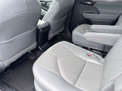 Used 2022 Toyota Highlander Platinum AWD/4WD image 25