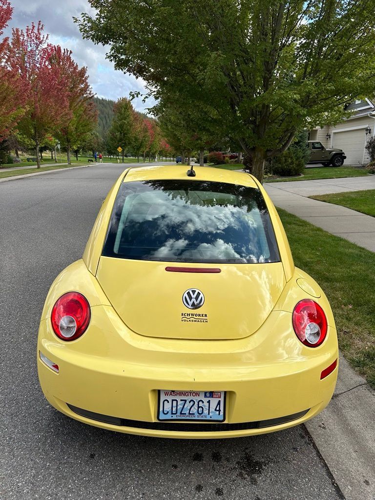 Used 2010 Volkswagen Beetle Coupe FWD image 5
