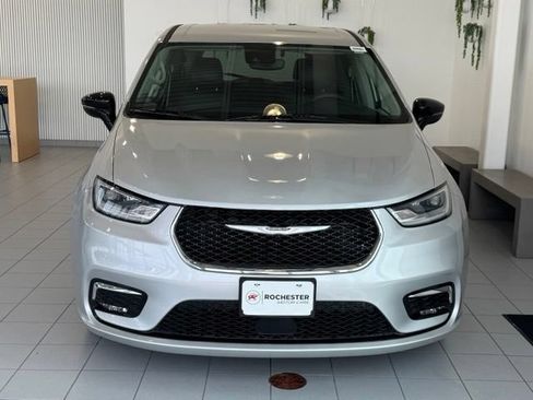 Used 2024 Chrysler Pacifica Touring-L FWD image 38