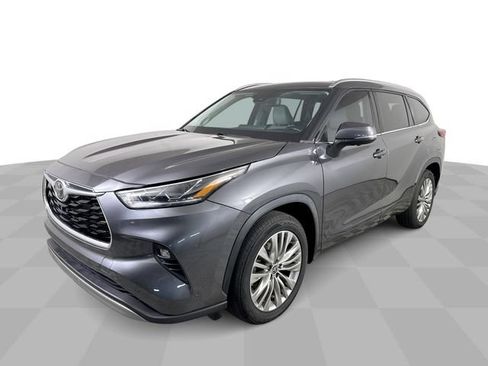 Used 2023 Toyota Highlander Platinum FWD image 1