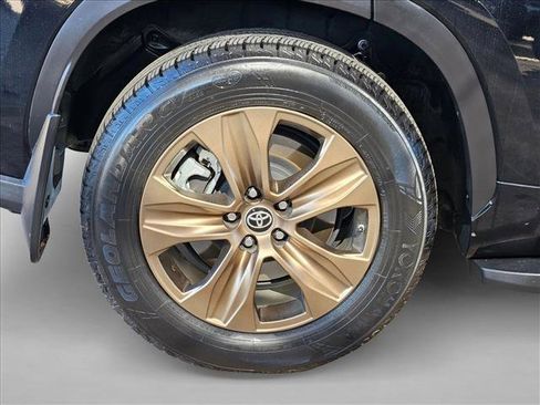 Used 2022 Toyota Highlander Bronze Edition image 25