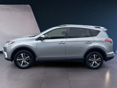 Used 2018 Toyota RAV4 XLE AWD/4WD image 2